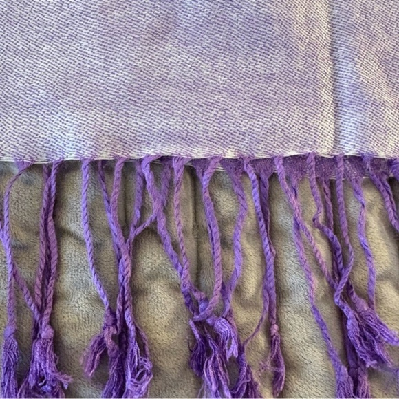 Pashmina Purple Paisley scarf. Gorgeous and perfect for Spring 🪻🪻 - Picture 4 of 5